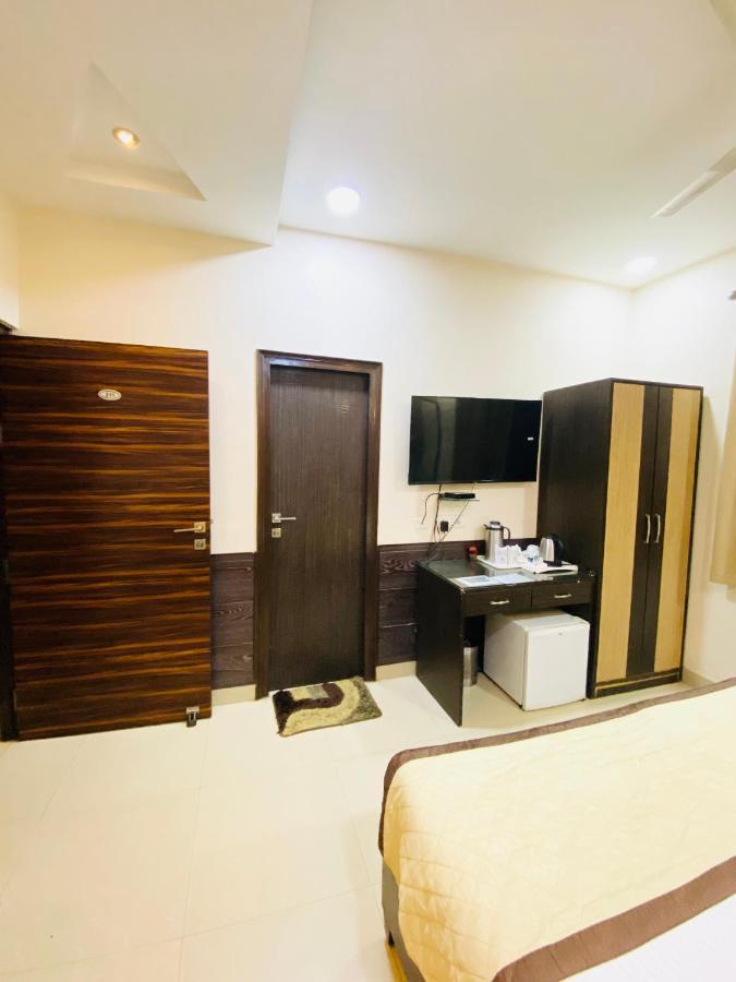 Hotel Pradeep Palace Gorakhpur Zewnętrze zdjęcie