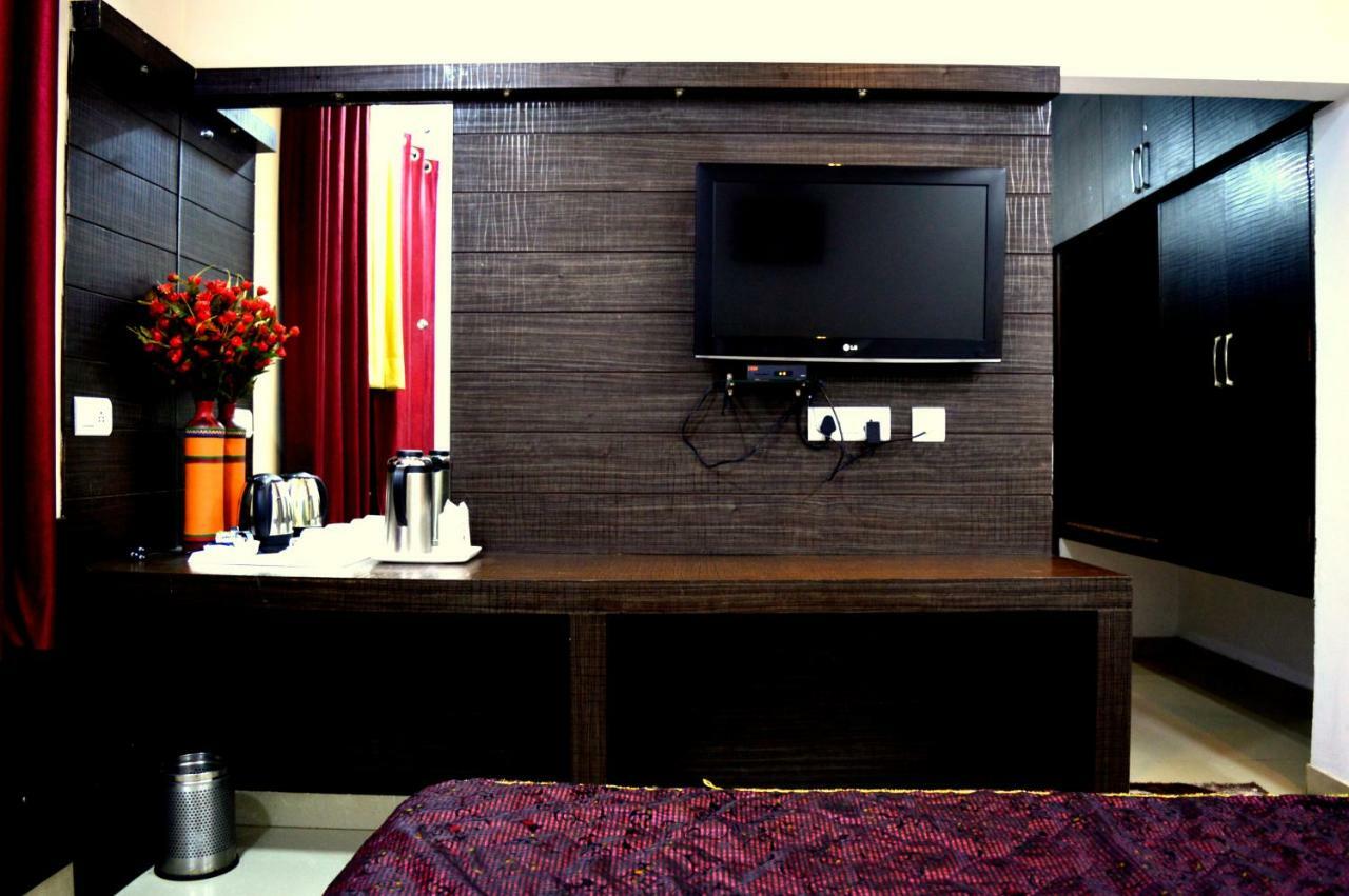 Hotel Pradeep Palace Gorakhpur Zewnętrze zdjęcie